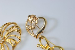 vtg to now HEART BROOCH Pins Rhinestone dangle charm 2 signed RDC Avon LL47