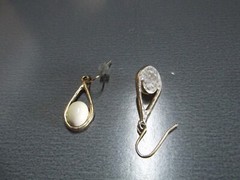 1 Pair Old 1″in Metal Gold Tone Tear Drop w/White Acrylic Stone Short Dangler