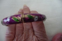MAROON FLOWERED ENAMELED HINGED BANGLE #195A VTG COSTUME BRACELET