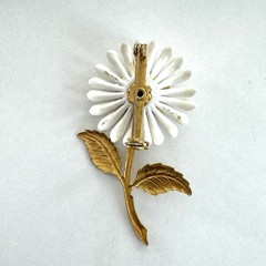 VTG White Daisy Flower Brooch Pin Gold Tone Floral Mid Century Cottagecore 2.25”
