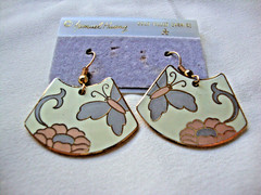 VINTAGE SAMUEL HUANG CLOISONNE BUTTERFLY FLOWER FAN PINK GRAY & CREAM EARRINGS