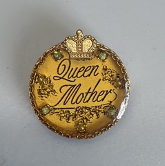 MAXIMAL ART John Wind Vintage “Queen Mother” Round Gold Tone Resin Enamel Pin