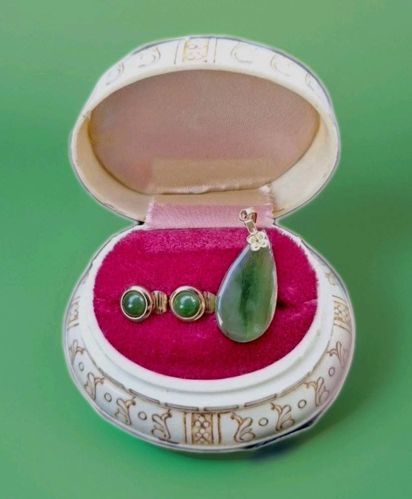 Vintage AVON Faux Costume Jewelry Jade Clip Earrings & Pendant Set Original Box
