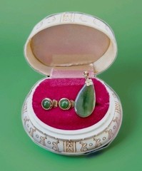 Vintage AVON Faux Costume Jewelry Jade Clip Earrings & Pendant Set Original Box