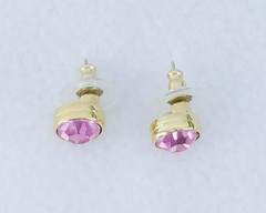 STUNNiNG SWAROVSKi SOLiTAiRE PiNK CRYSTAL GOLD BEZEL PiERCED POST EARRiNGS