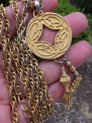 Vintage Casual Corner Gold Tone 34″ Long Chain Necklace Celtic Pendant Dangle