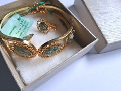 Vtg. JTV Jade Bracelet & Matched Earings. Gorgeous Gold Toned. Spring Clamshell.