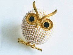 WHITE OWL BROOCH! Wise Figural, Cute Animal, Bird Motif Pin. Imitation Pearls!