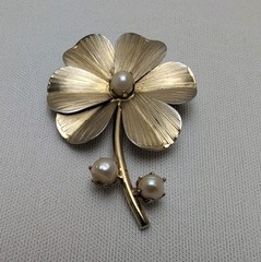 VINTAGE 2″ GOLDTONE FLOWER BROOCH/PIN W/3 CULTURED GENUINE PEARLS 6MM