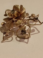 Vintage 1960s Gold Toned With Clear Crystals Detailed Flower Brooch! Very Pretty