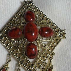 Woman’s Vintage Sarah Coventry Brooch Gold Tone Red Marble Cabochon 3.5 Inches