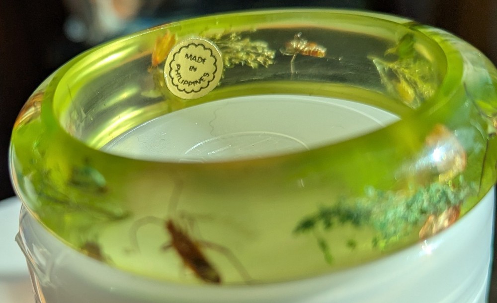 VINTAGE LUCITE BUG ANT INSECT BOTANICAL BANGLE BRACELET ORIG GOLD FOIL STICKER