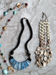 NICE JEWELRY LOT VTG -MOD BEADED NECKLACES GLASS SHELL INLAY LUCITE WOOD PENDANT