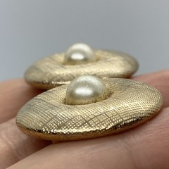 VTG MCM TEXTURED GOLD PUFFY DISC PEARL HUGGIE EARRINGS CLIP-ON