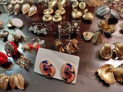 Fabulous vintage earrings 1960’s Lot. ( 108 Pcs )