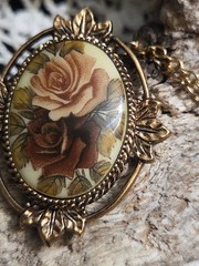 Vtg Sarah Coventry 1977 Rose Marie Cameo Rose Pendant Goldtone 23” Necklace P45