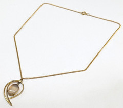 Vintage Opalescent Glass Gold Tone Swirl Surround Pendant Chain Necklace 18″