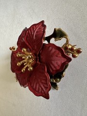 VINTAGE KC KENNETH COLE RED MESH POINSETTIA GREEN ENAMEL PIN BROOCH W3