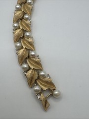 Vintage Crown Trifari Gold Tone Faux Pearls & Rhinestone Bracelet 7″