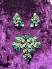 Vintage Juliana D&E Emerald Green Wreath Brooch and Matching Earrings unsigned