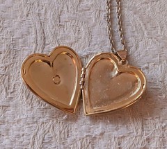 Vintage Heart Filigree Love Knot Necklace Locket 2″ Photo Charm Gold Metal 24″ C