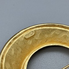AK Brooch Abstract Modernist Swirl Round Gold Tone Art Pin Retro Costume Jewelry