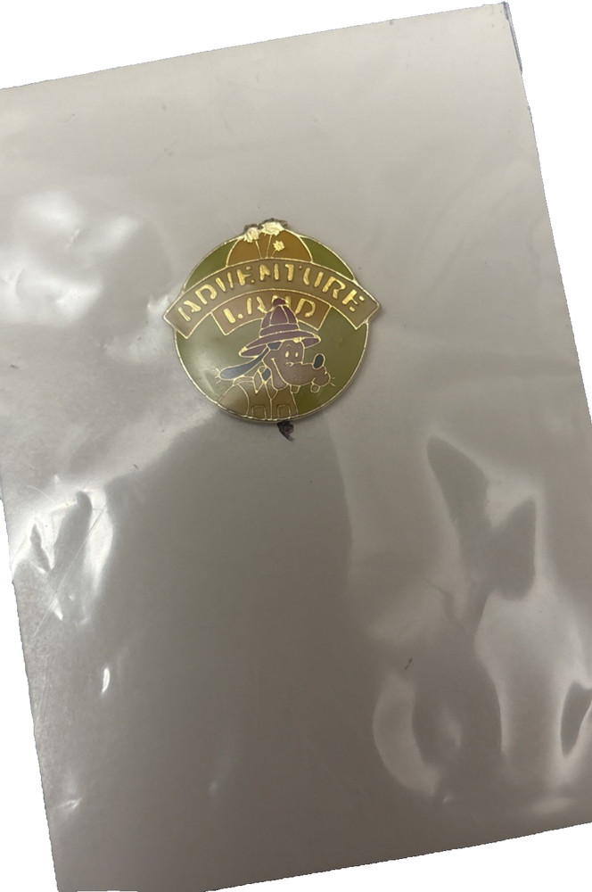 VINTAGE DISNEY ADVENTURE LAND GOOFY FIREMAN LAPEL PIN BROOCH ! RETIRED !