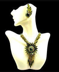1962 JULIANA D&E EMERALD RHINESTONE MEDALLION DANGLES NECKLACE EARRINGS SET BOOK