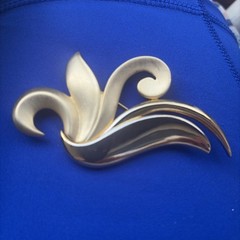 Vintage Tona Large Gold tone Retro style asymmetrical brooch Beautiful