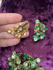 Vintage Juliana D&E Emerald Green Wreath Brooch and Matching Earrings unsigned