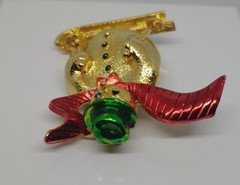 Vintage Gerry’s Gold Tone Enamel Skiing Snowman Christmas 2″ Pin/Brooch