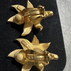 Vtg Erwin Pearl Textured Goldtone Orchid Floral Rhinestone Pistils Clip Earrings