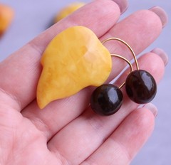 Vintage Butterscotch Amber Fruit Brooch Made in USSR ЯК – NO TARIFF