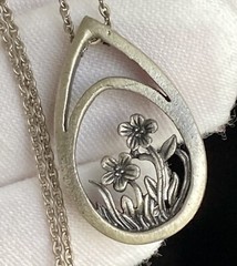 Vintage MEDICI Signed Flower Teardrop Pendant Chain 18in Necklace Lovely Ladies