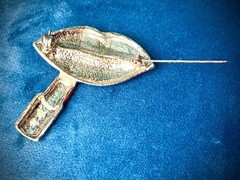 Amazing Graphic Pop Art Golden Lips & Red Lipstick Vintage Brooch