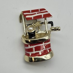 Fabulous vintage wishing well faux pearl brooch pin whimsical fun
