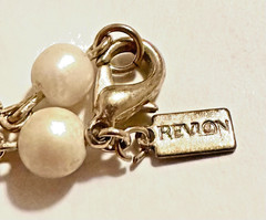 STUNNING VINTAGE SIGNED REVLON PEARL GOLD TONE STATION 24″ NECKLACE CLASSIC