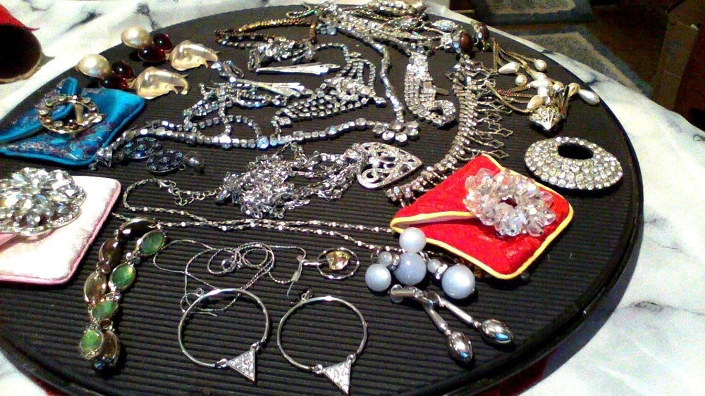 lot of vintage rhunestone jewelry please see all photos