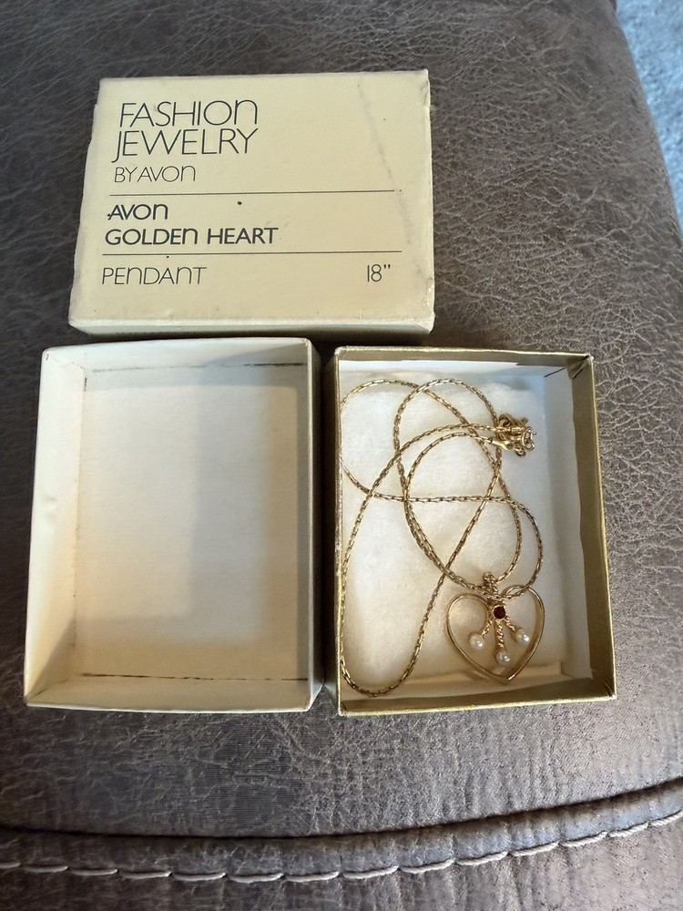 Beautiful Avon Vintage Golden Heart Pendant Necklace