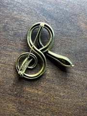 1985 Metropolitan Museum of Art MMA Gold Tone Snake Brooch Enamel Green Cabochon