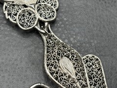 Vintage Silver Tone Filigree Cat Pendant Necklace Green Glass Eye Articulated