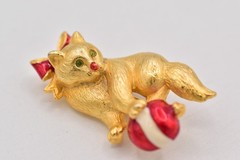 Vero Vintage Christmas Kitten Pin Brooch Cat Brushed Gold Red Bow Signed BinBP