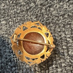 Round White Cameo Brooch Pin 9 Karat Gold Frame Women’s 1 in x 1 in