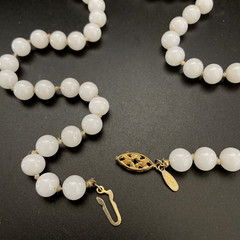 Vintage Jewlery Signed NAPIER 18” Milkglass Beads Necklace. 8074