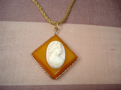 Vintage 1 In. Butterscotch BAKELITE Shell CAMEO Pendant Gold Tone Chain Necklace