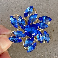 VTG Signed JUDY LEE Gold Tone Vibrant Blue Rhinestone Brooch Pin 2.25″ Diameter