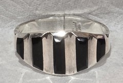 1980s TN-177 MEXICAN MODERNIST Sterling Silver Black Onyx Hinged Clamp Bracelet
