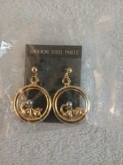 Vintage Avon Cat Playing Yarn Earrings Hoop Gold Tone Deadstock NIP New Sealed