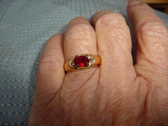 18KT G E PLATED GOLD TONE TINY RED STONE SZ 7.5 RING #31/18-1