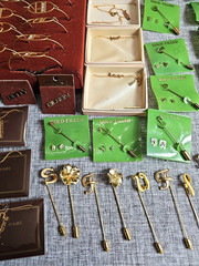 115 PC MONOGRAM NAME VINTAGE JEWELRY GOLD TONE STICK PIN BRACELET NECKLACE 1980s